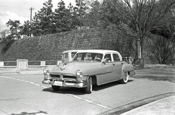 51-4a 014-24b 1951 Chrysler 4dr Sedan NewYorker.jpg